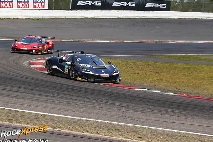 DTM Nürburgring zaterdag 9 augustus 2025 Foto 3 Johann van de Kerkhof Jack Aitken actie