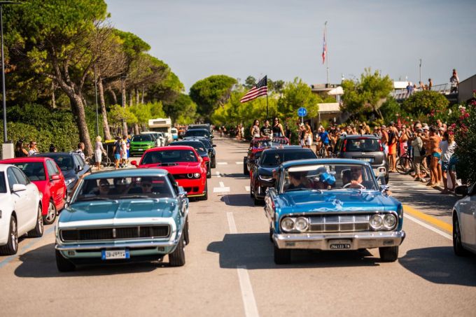 Italian Bike Week 2025 - US CAR ON THE BEACH - Lignano Sabbiadoro Udine Italië bron foto: terredimoto @ newsbooster Foto 4