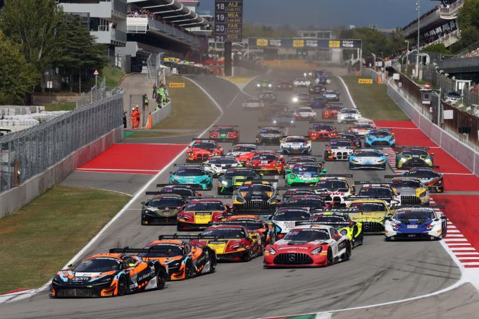 GT World Challenge Endurance Cup Barcelona 2025 press-members-gallery groot startveld met McLaren vooraan