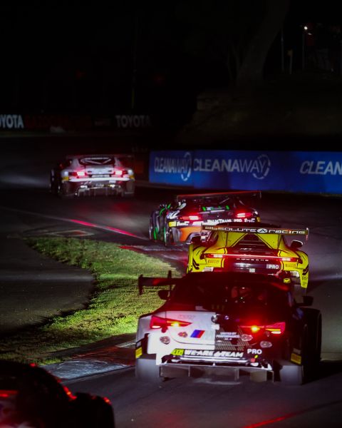 Bathurst 12 Hour 2026 starveld in het donker