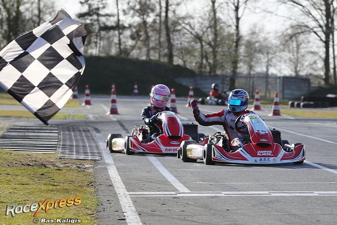 Giovanni Witteveen vlak voor Nina Gademan
